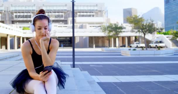 Kvinnliga Balett Dansare Lyssnar Musik Mobiltelefon Trottoaren — Stockvideo