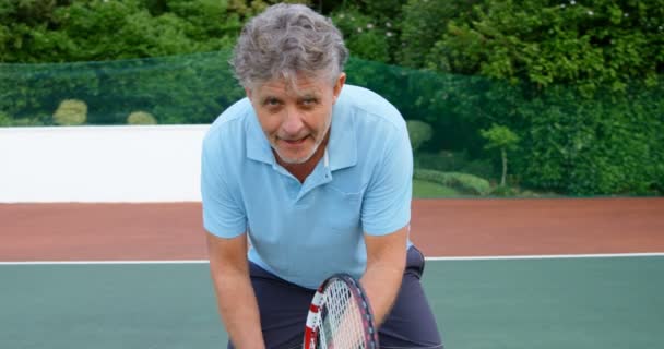 Primer Plano Del Hombre Mayor Jugando Tenis Cancha Tenis — Vídeo de stock