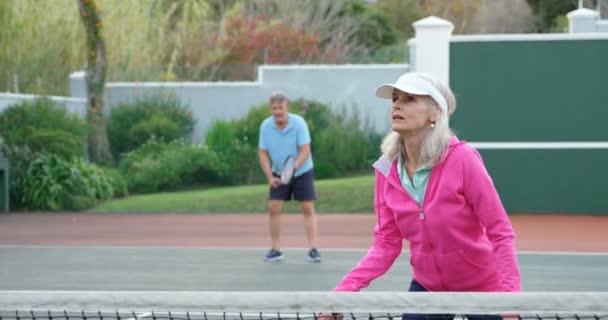 Koncentrat Senior Kvinna Och Man Spelar Tennis Tennisbana — Stockvideo