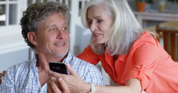 Senioren Paar Mit Handy Auf Der Veranda Hause — Stockvideo