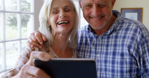 Pareja Mayor Tomando Selfie Porche Casa — Vídeos de Stock