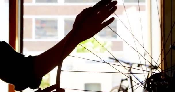 Mooie Vrouw Controleren Fiets Workshop — Stockvideo