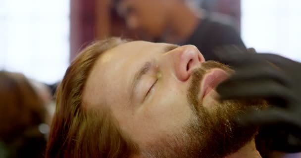 Homem Recebendo Sua Barba Raspada Com Navalha Barbearia — Vídeo de Stock