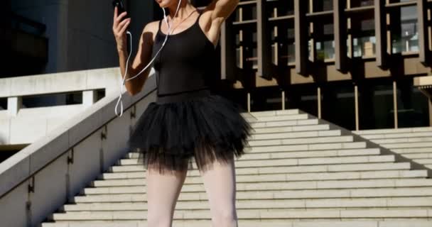 Танцовщица Балета Танцует Музыку Мобильном Телефоне Лестнице — стоковое видео