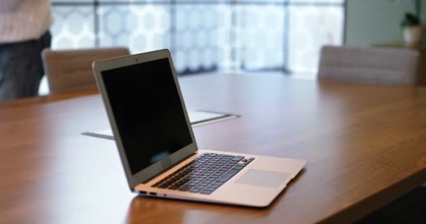 笔记本电脑在会议室在家里4K — 图库视频影像