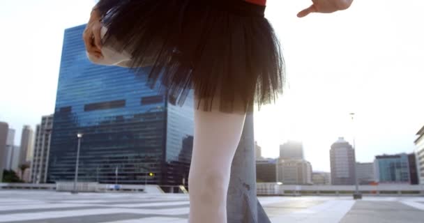 Bailarina Ballet Estirándose Sobre Pavimento Ciudad — Vídeo de stock
