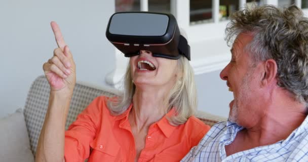 Seniorenpaar Mit Laptop Und Virtual Reality Headset Auf Sofa Hause — Stockvideo