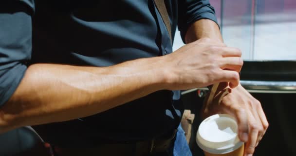 人的中间部分与咖啡杯子检查 Smartwatch 在街道4K — 图库视频影像
