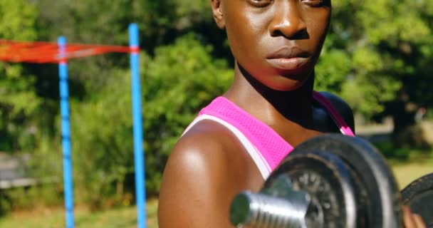運動公園 のダンベル女性アスリートの肖像 — ストック動画