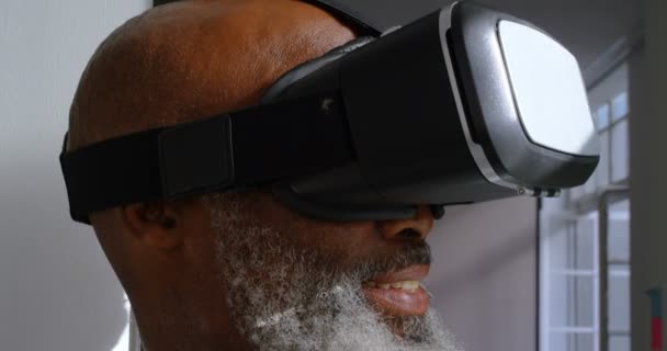 Nahaufnahme Von Geschäftsmann Entfernt Virtual Reality Headset Büro — Stockvideo