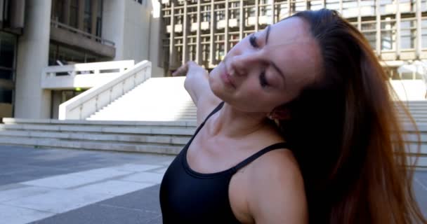 Bailarina Ballet Haciendo Las Divisiones Pavimento Ciudad — Vídeos de Stock