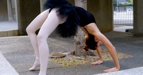 女性バレエ ダンサー舗装 で踊る前にストレッチ — ストック動画