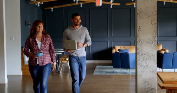 Jeunes Cadres Discutant Sur Ordinateur Portable Dans Cafétéria Bureau — Video