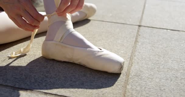 Ballerina Ballerina Legare Nastro Sulle Sue Scarpe Ballo Pavimentazione — Video Stock