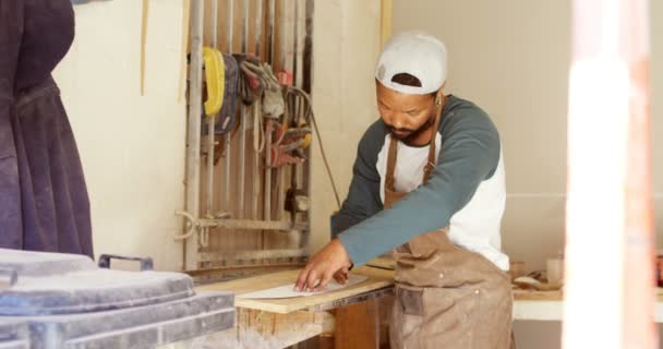 Fabricant Planches Surf Mesurant Planche Surf Dans Atelier — Video