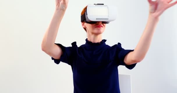 Frau Mit Virtual Reality Headset Auf Stuhl Vor Weißem Hintergrund — Stockvideo