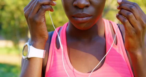 Giovane Atleta Femminile Ascoltare Musica Nella Foresta — Video Stock