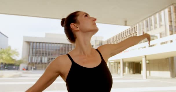 Nahaufnahme Einer Balletttänzerin Die Einem Geländer Auf Dem Gehweg Tanzt — Stockvideo