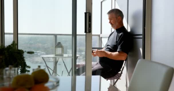 Uomo Che Utilizza Telefono Cellulare Balcone Casa — Video Stock