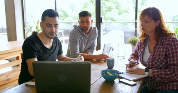 Giovani Dirigenti Discutendo Laptop Mensa Ufficio — Video Stock