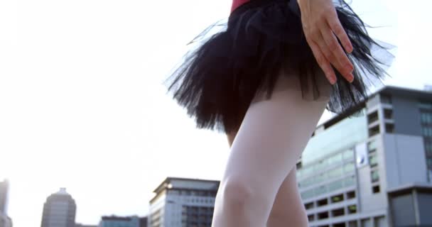 Κοντινό Πλάνο Του Χορευτή Μπαλέτου Που Ασκούν Στο Πεζοδρόμιο — Αρχείο Βίντεο