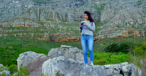 Mujer Tomando Fotos Con Cámara Roca Country Syide — Vídeos de Stock