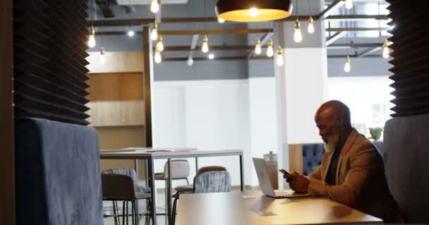 Homme Âgé Utilisant Téléphone Portable Dans Salle Conférence Bureau — Video