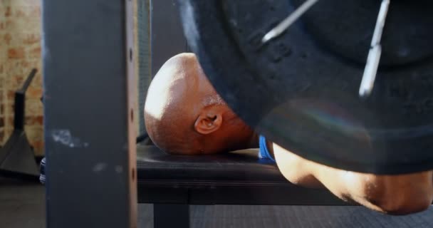 在健身室锻炼与杠铃的老人4K — 图库视频影像