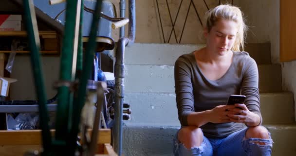 Hermosa Mujer Usando Teléfono Móvil Taller — Vídeos de Stock