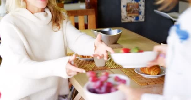 Lesbisches Paar Frühstückt Küche Hause — Stockvideo