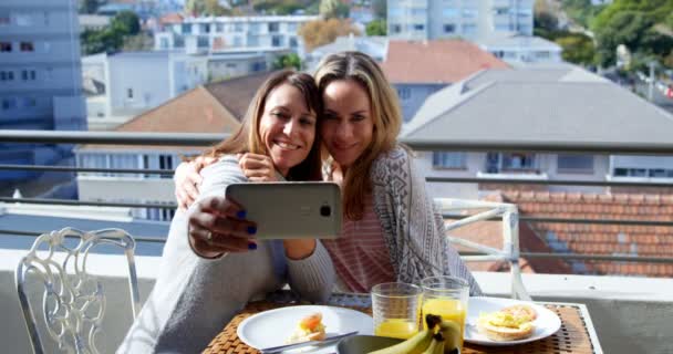 Lesbianas Pareja Tomando Selfie Balcón Casa — Vídeos de Stock