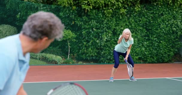 Pareja Mayor Dando Golpes Entre Mientras Juega Tenis Cancha Tenis — Vídeo de stock