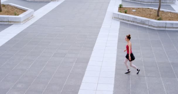 Bailarina Ballet Femenina Actuando Pavimento Ciudad — Vídeo de stock