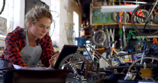 Hermosa Mujer Usando Tableta Digital Taller — Vídeos de Stock