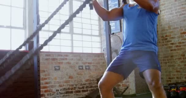 Homem Sênior Determinado Fazendo Treinamento Corda Crossfit Estúdio Fitness — Vídeo de Stock