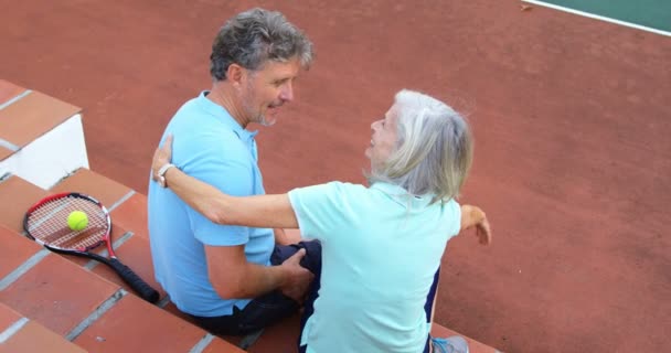 Romántica Pareja Ancianos Abrazándose Las Escaleras Pista Tenis — Vídeo de stock