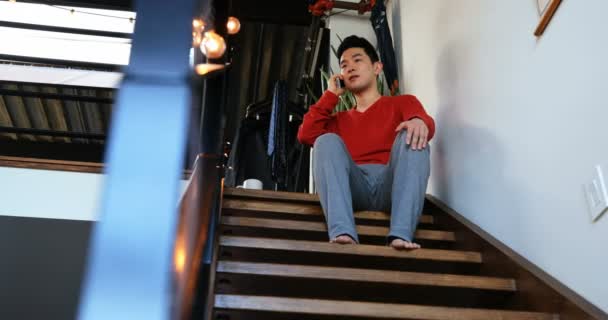 Merdivenlerde Evde Cep Telefonunda Konuşan Adam — Stok video