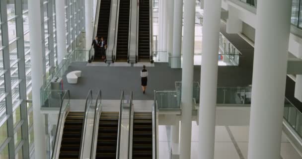 Geschäftsfrau Benutzt Rolltreppe Büro — Stockvideo