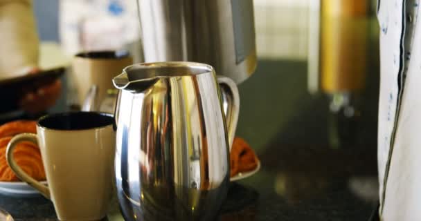 Pareja Lesbiana Preparando Café Usando Tableta Digital Cocina Casa — Vídeos de Stock