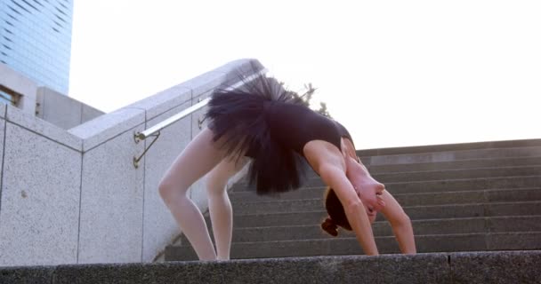 Kobiece Baletnica Rozciągający Się Schodach Mieście — Wideo stockowe