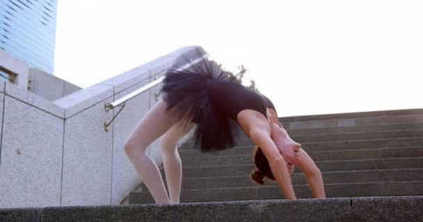 Balletttänzerin Streckt Sich Auf Der Treppe Der Stadt — Stockvideo