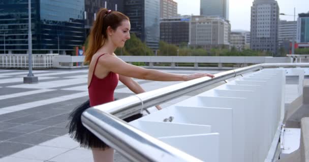 Bailarina Ballet Estirándose Sobre Pavimento Ciudad — Vídeos de Stock