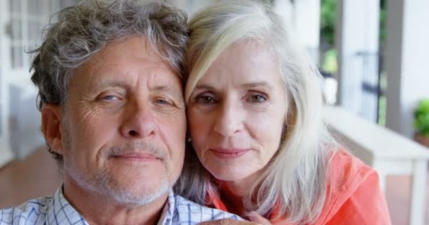 Gros Plan Couple Personnes Âgées Regardant Caméra Sur Porche Maison — Video