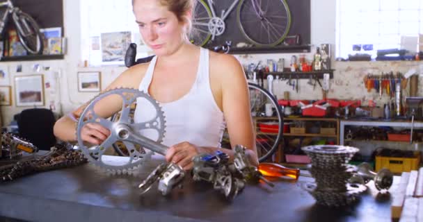 Mulher Bonita Reparando Partes Bicicleta Oficina — Vídeo de Stock