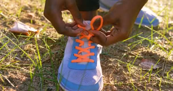 Close Atleta Feminino Amarrando Cadarços Sapato Floresta — Vídeo de Stock