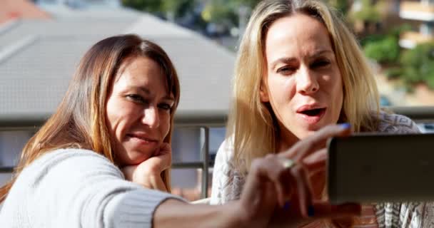 Lésbicas Casal Tomando Selfie Varanda Casa — Vídeo de Stock
