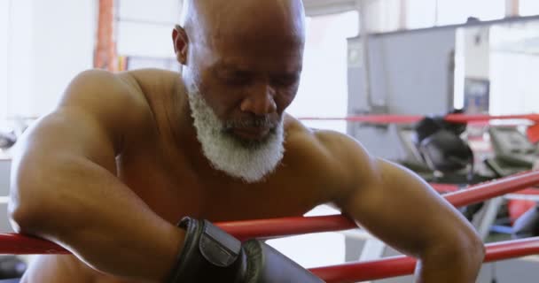高级拳击手倚在健身室的拳击圈4K — 图库视频影像