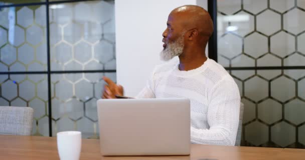 会議室オフィス デジタル タブレットを使用して年配の男性 — ストック動画