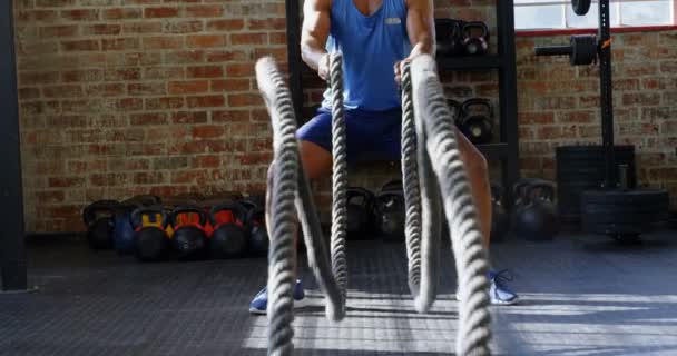 Determinado Hombre Mayor Haciendo Crossfit Cuerda Entrenamiento Gimnasio — Vídeo de stock