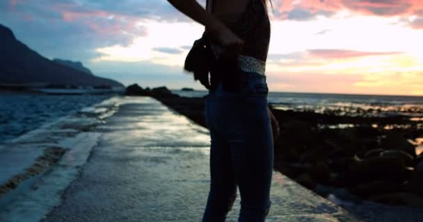 Mulher Tomando Selfie Calçadão Praia Durante Pôr Sol — Vídeo de Stock